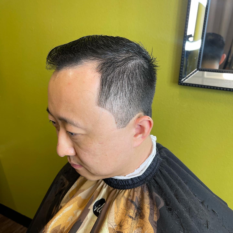 Exquisite Men's Xperiences Barber & Shave Bar photo 4