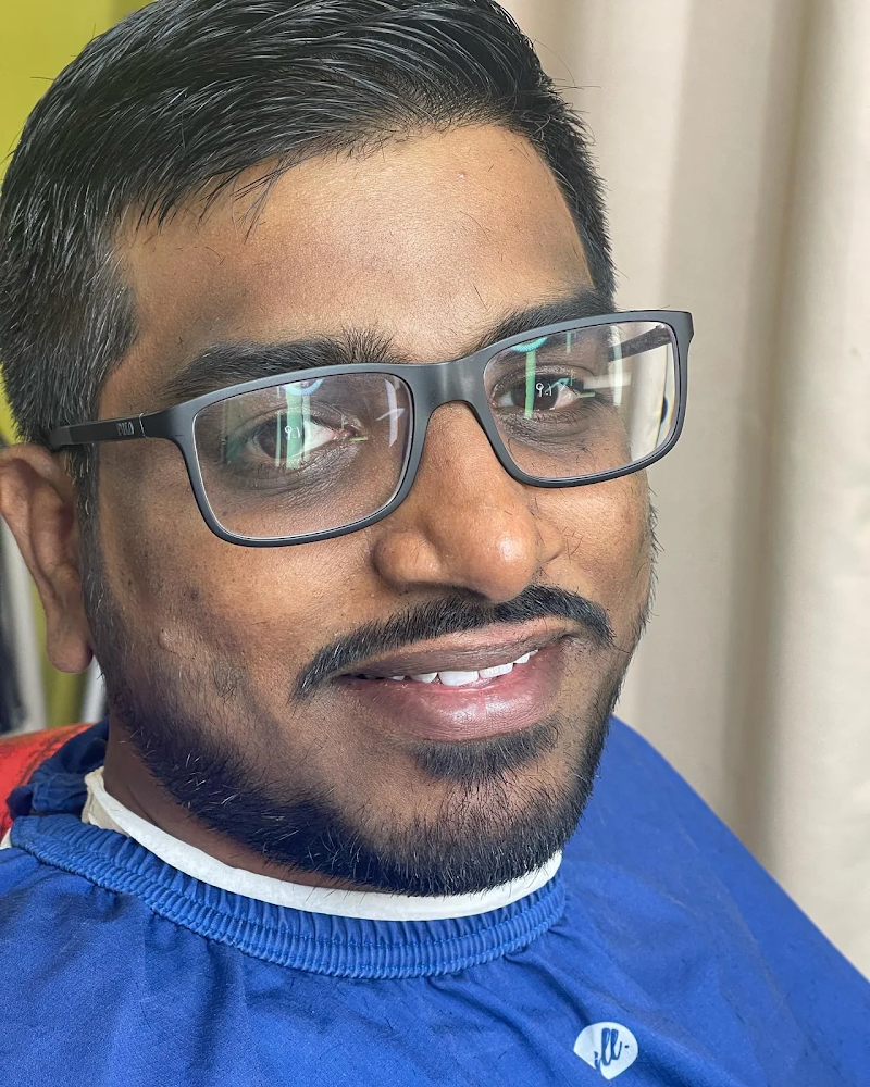 Exquisite Men's Xperiences Barber & Shave Bar photo 5